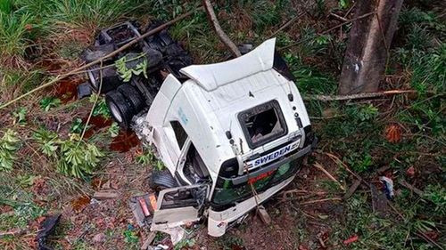 Santa Cruz: Un camión cisterna que transportaba aceite cayó del puente Ichilo