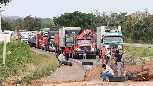 Bloqueos paralizan Bolivia y causan pérdidas diarias de más de 100 millones de dólares