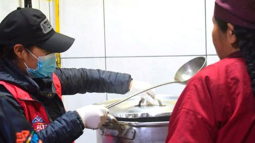 El Alto clausura locales de comida por insalubridad en la 12 de Octubre