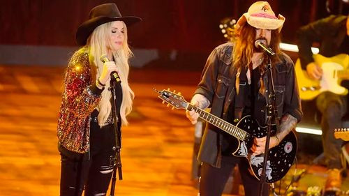 Firerose Acusa a Billy Ray Cyrus de control y abuso durante su relación