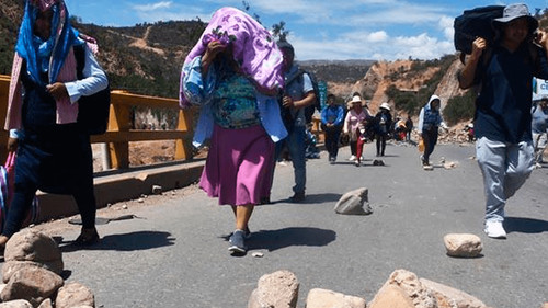 Bloqueos en Parotani obligan a viajeros a caminar tres kilómetros para avanzar
