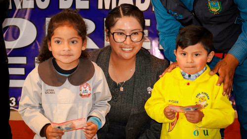 Estudiantes de prekínder y kínder de El Alto ya pueden cobrar el Bono PMADI de Bs 200