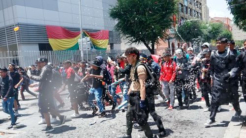 Estudiantes inician el Carnaval en La Paz con disfraces, música y espuma