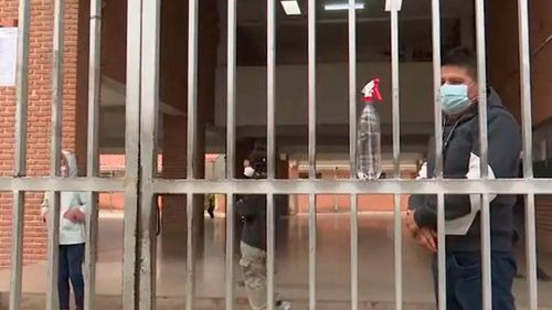 Unidades educativas exigen uso de barbijo para retorno a clases presenciales 