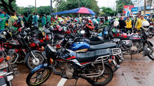 Mototaxis exigen resarcimiento en reunión por calidad del combustible