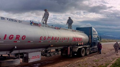  Efectivos militares interceptan cisterna con 1200 litros de combustible en la carretera internacional Bolivia - Perú