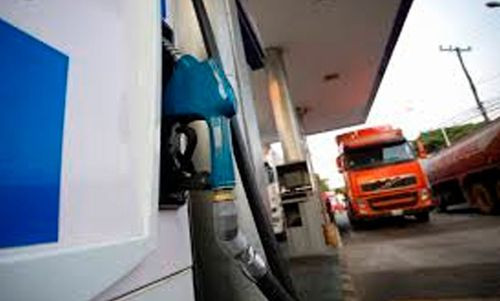 Conductores bloquean la carretera a Desaguadero en protesta por la escasez de combustible