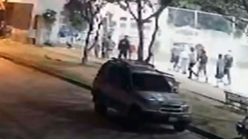 Presuntos barras bravas golpean a estudiante y roban en barrio Ferbo de Santa Cruz