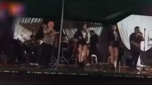 Cantante sufre descarga eléctrica y cae del escenario durante un show en Tarija