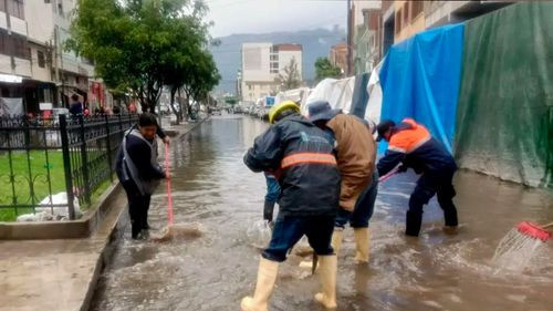 Lluvias inundan calles y desniveles en Cochabamba