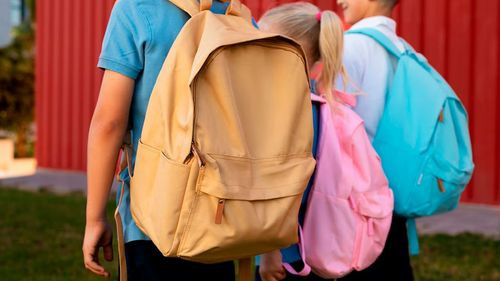 Postura, pantallas y mochilas pesadas afectan la salud de los estudiantes