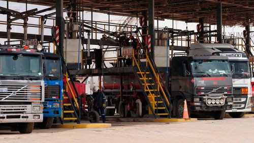 YPFB asegura abastecimiento con 78 millones de litros importados