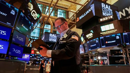 Wall Street cierra a la baja tras anuncio de nuevos aranceles de Trump