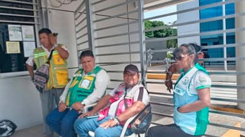 Mototaxista sigue encadenado exigiendo compensación