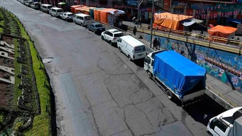 Imagen de Choferes cumplen su tercer día de paro indefinido en La Paz ante la escasez de gasolina y el incumplimiento del Gobierno