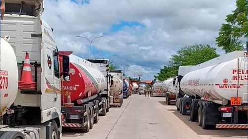 Cisterneros protestan en refinería de Palmasola por 23 días sin descargar