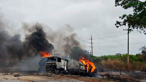 Dos cisternas se incendian tras accidente en la ruta Santa Cruz-Camiri