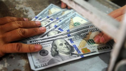 Interceptan a sujeto que salía del país con $us 187 mil y Bs 1 millón