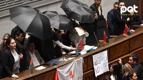 Imagen de Paraguas en la testera: diputados protagonizan sesión caótica por contrato de litio con empresa China