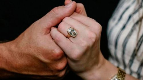 Taylor Swift recibe anillo de compromiso diseñado por Travis Kelce