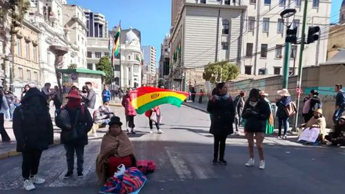 Familiares de trabajadores de Saka Churu bloquean la Alcaldía en defensa de sus empleos