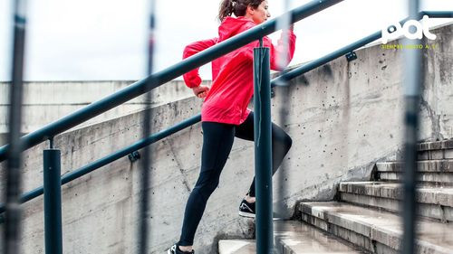 Subir escaleras: el ejercicio accesible que fortalece cuerpo, corazón y mente