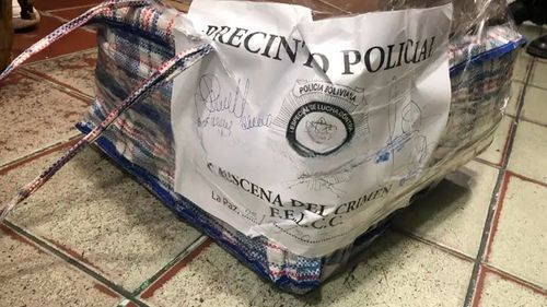 Investigan a una mujer que viajaba con casi Bs 3 millones en cajas de cartón