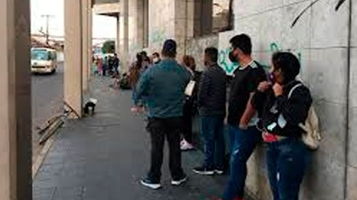 Persisten filas y caos en Migración