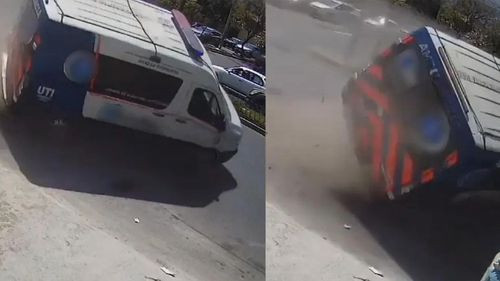 Dos paramédicos resultan heridos y ambulancia queda volcada tras accidente en Cochabamba