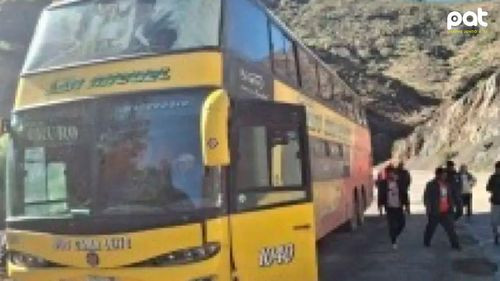 Bus con pasajeros estuvo a punto de caer a un barranco en la carretera Potosí Oruro