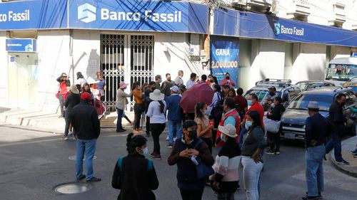 Clientes del Banco Fassil en Cochabamba bloquean las calles 