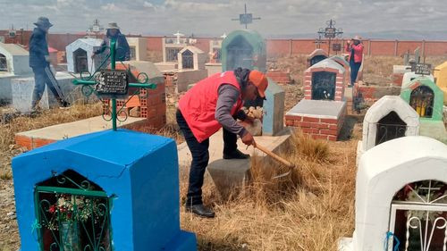 Subalcaldía de El Alto prepara cementerios rurales para recibir Todos Santos