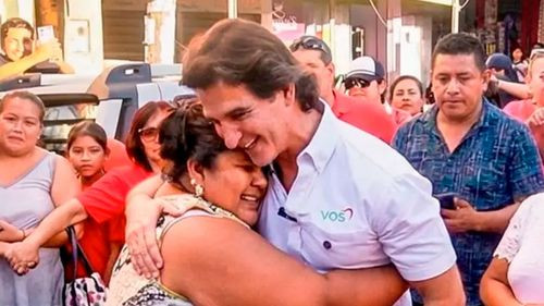 Saavedra refuerza campaña tras visita a mercado