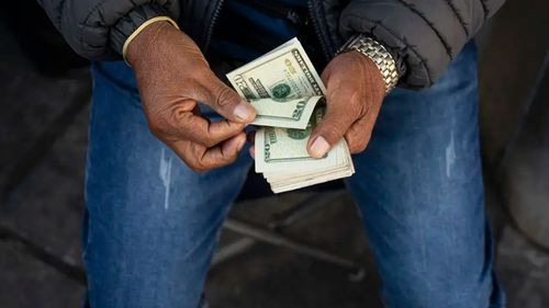 Dólar paralelo supera Bs 12 tras jornada volátil marcada por escasez de combustible