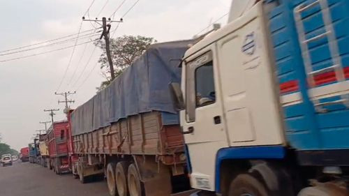 Largas filas en surtidores de la Doble Vía La Guardia por escasez de combustible