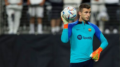 Iñaki Peña, en medio de la  incertidumbre por su futuro en el  Barcelona