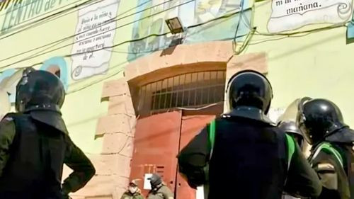 Policía es acusado de intentar ingresar somníferos celulares a una cárcel de Oruro