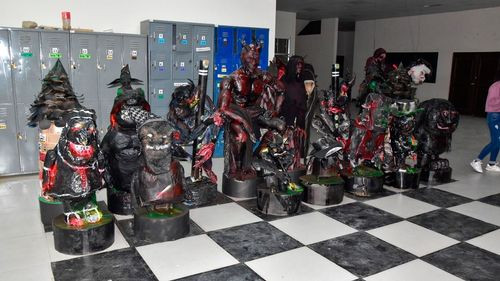 Estudiantes de la UPEA crean ajedrez inspirado en leyendas bolivianas