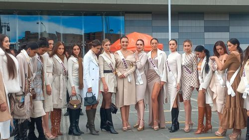 Candidatas a Reina Hispanoamericana y Miss Turismo Internacional exploran El Alto a bordo del teleférico