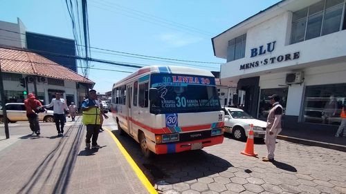 Reordenamiento de micros inicia entre tensiones y protestas en Santa Cruz