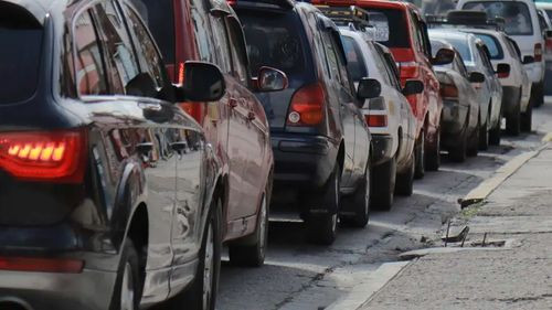 Hombre sorprendido robando en fila de combustible recibe golpiza en El Alto Hombre sorprendido robando en fila de combustible recibe golpiza en El Alto