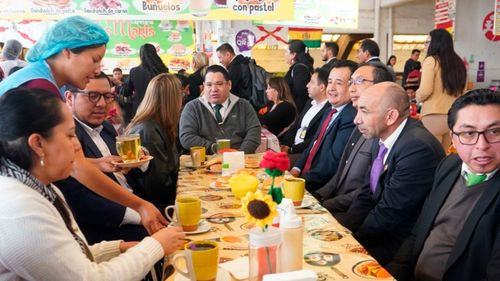 Mariaca refuerza cercanía con la gente durante visita al Mercado Central de Sucre