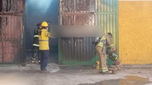 Incendio consume galpón de fábrica de espuma en Cotoca