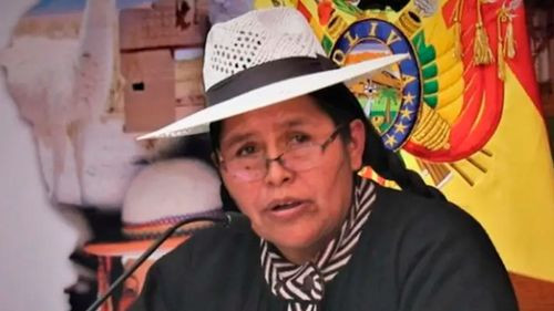 Exministra de Arce es impedida de salir hacia Argentina por ley de permanencia