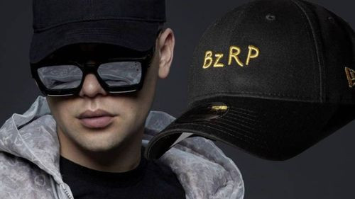 Bizarrap lanza oficialmente la venta de su icónica gorra