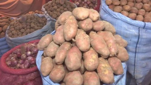 Bloqueos disparan precios de la papa, cebolla y locoto en mercados de Santa Cruz