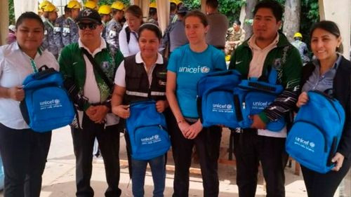 Mochilas solidarias llegan a niños afectados por deslizamientos en Achiras