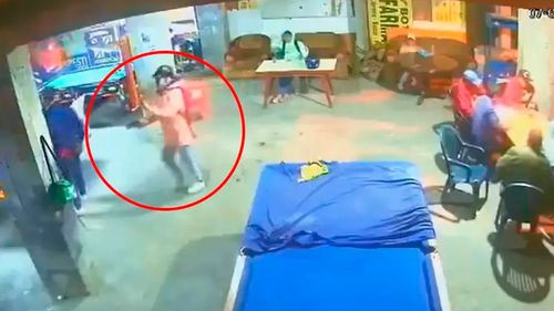Sicario disfrazado de repartidor asesinó a un hombre en un billar y grabó el crimen
