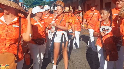 Ariane I y los Pengas llenan de alegría el centro cruceño en el inicio del Carnaval 2025