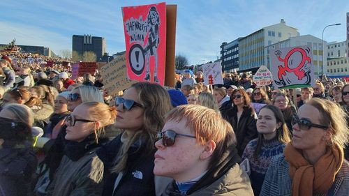 Miles de mujeres en Islandia se declaran en huelga contra la desigualdad de género